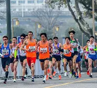 马拉松预选赛掀起高潮，剑门白虎队读秒扳平辽东天狼队，高压逼抢奏功——更衣室氛围正向的简单介绍