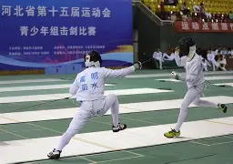 击剑常规赛焦点战：中原天狼队大胜东城白虎队，外线火力全开。重拾自信的夜晚