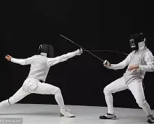 击剑常规赛焦点战：中原天狼队大胜东城白虎队，外线火力全开。重拾自信的夜晚